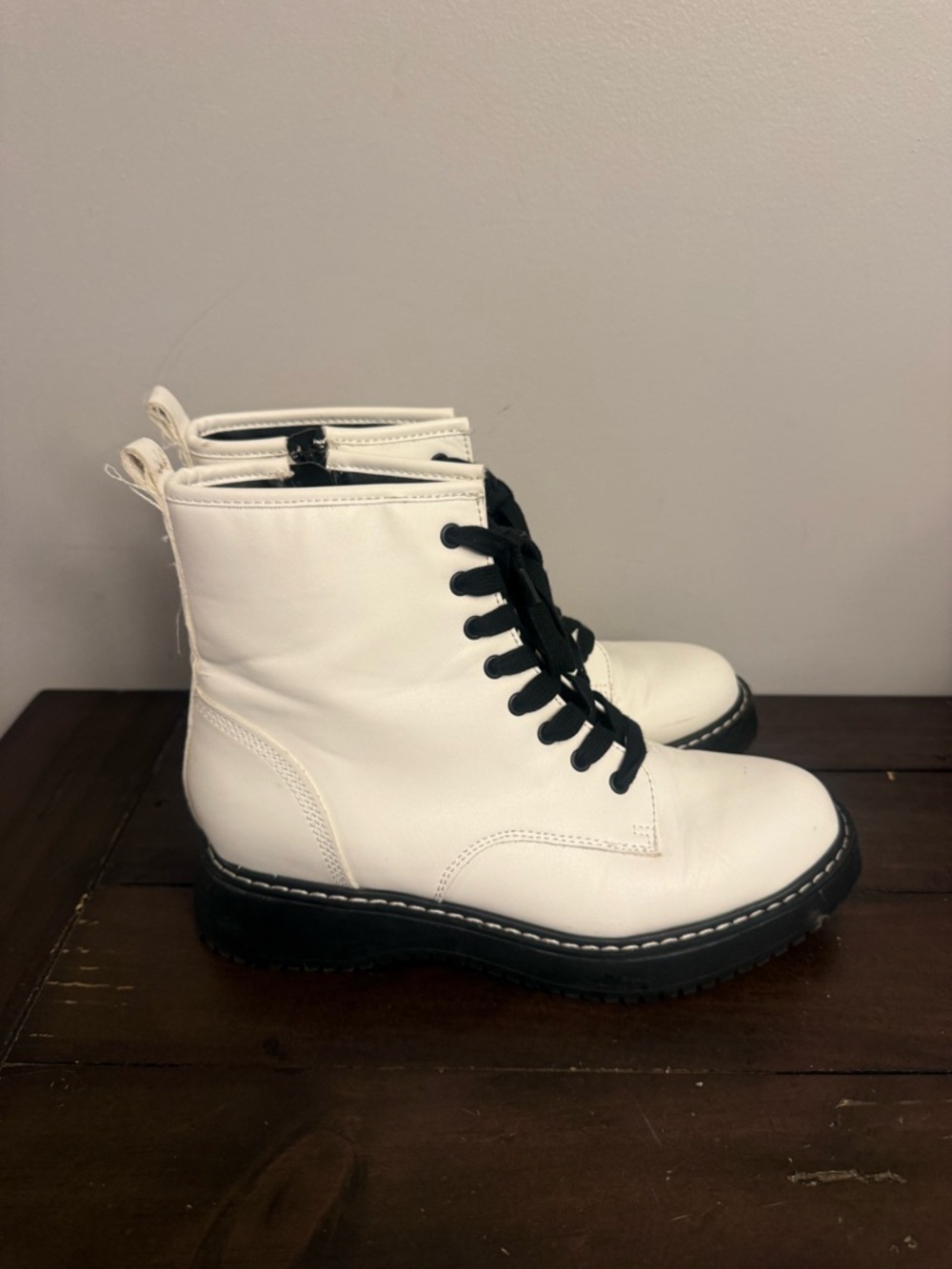 Madden Girl KURRT White Combat Boots Lace Up Side Zip Size 8 Chunky Lug Sole